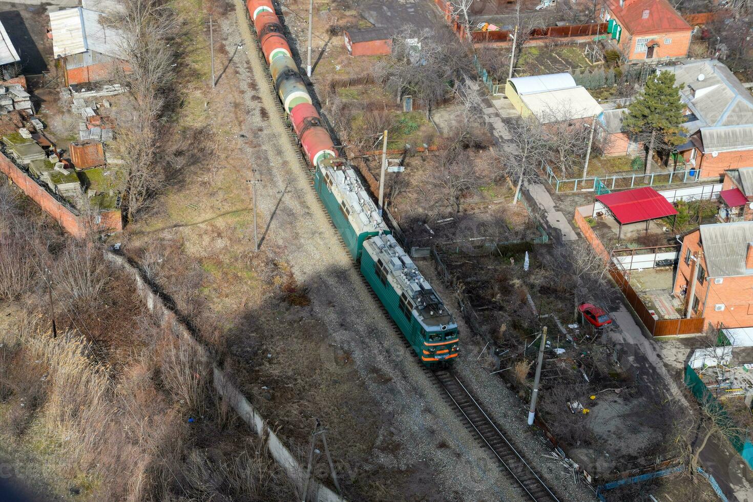 nolo treno in viaggio attraverso il città edifici. foto