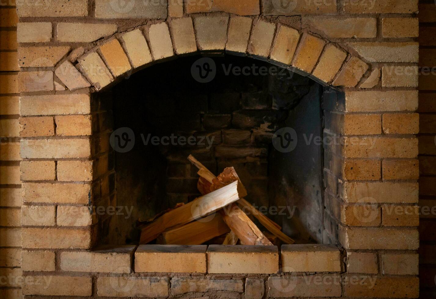 un' mattone camino nel domestico Casa. il camino, alloggiamento per un Aperto fuoco dentro un' dimora, Usato per riscaldamento e spesso per cucinando. foto