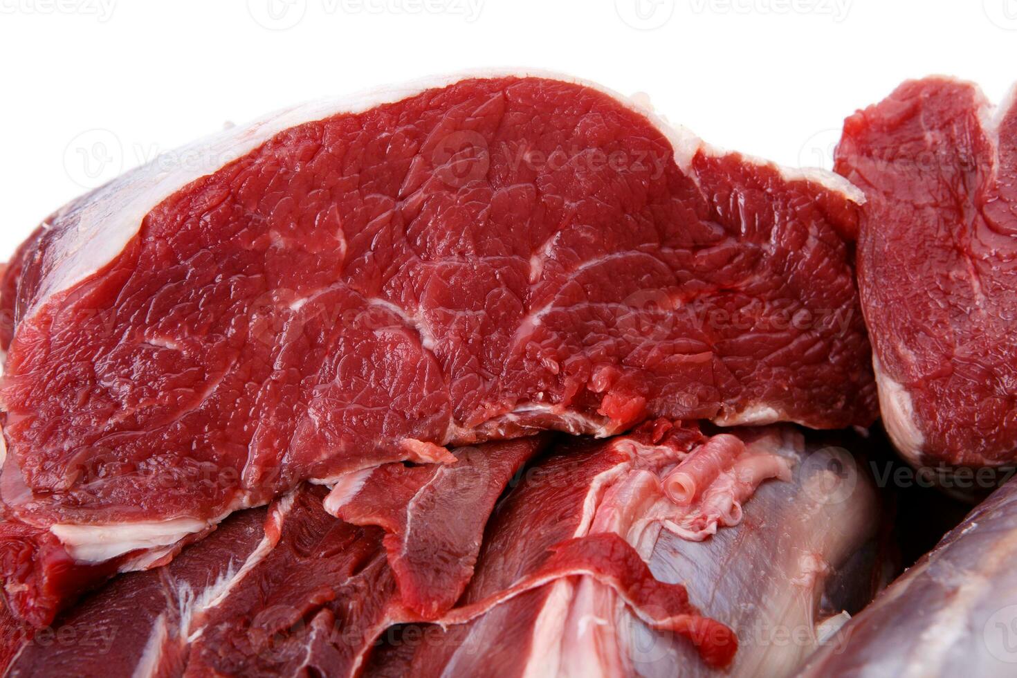 crudo Manzo carne isolato su bianca sfondo foto