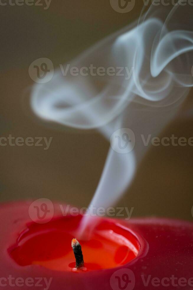 estinto rosso candela con Fumo foto