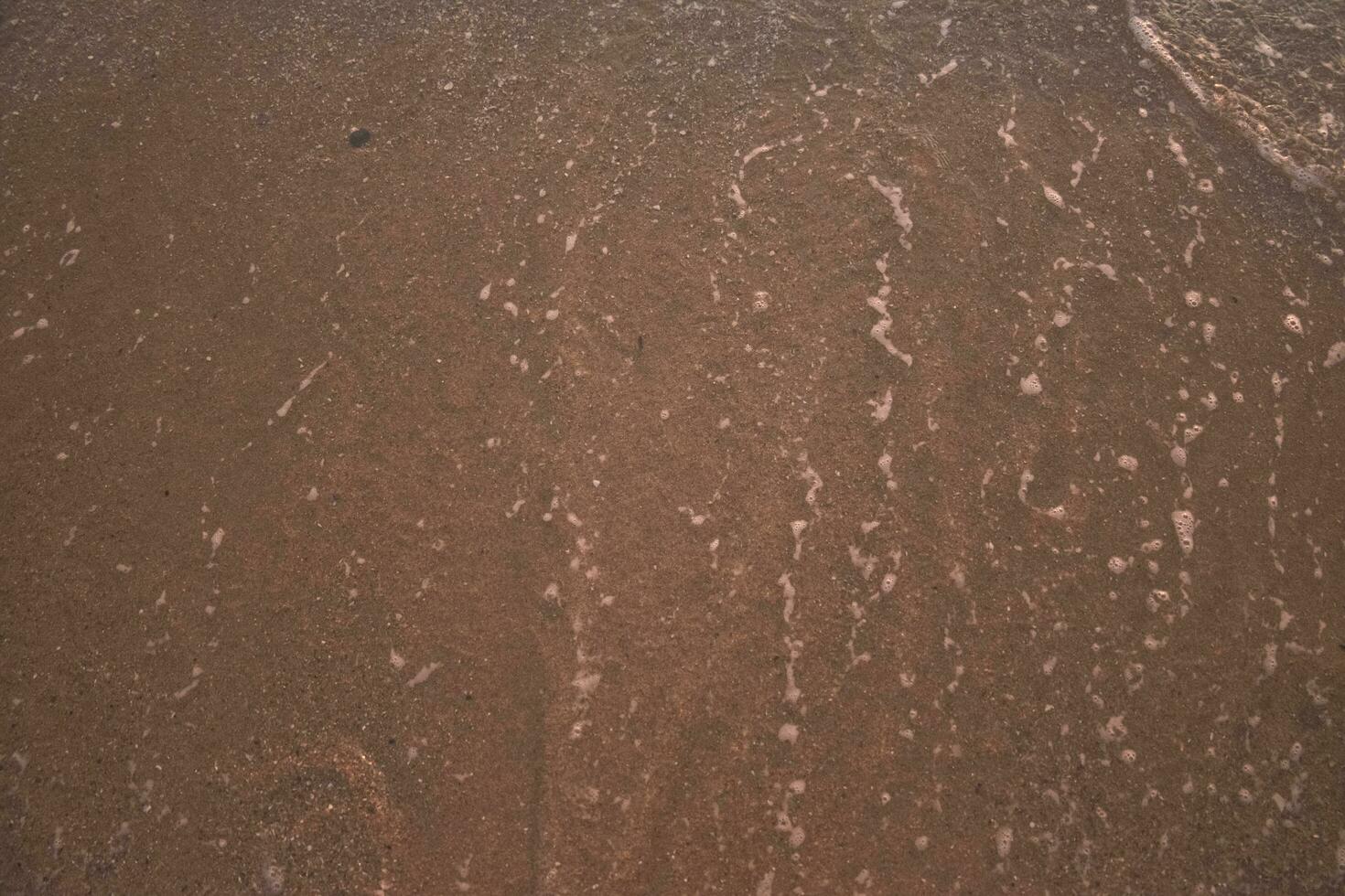 spiaggia sabbia dopo il onde passato foto