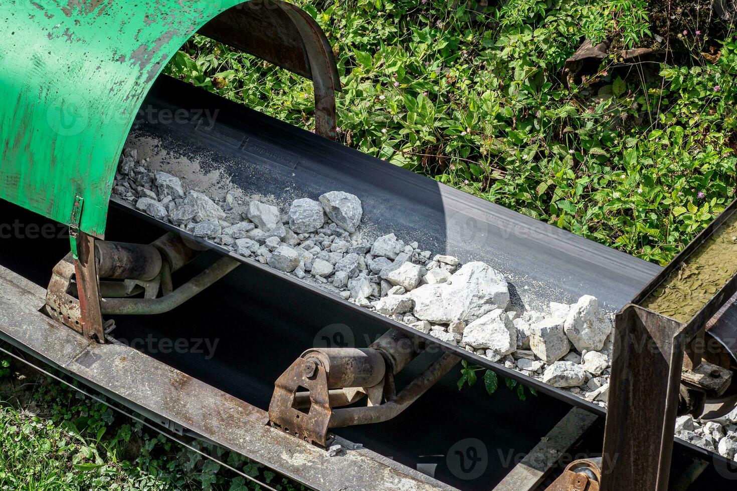 cintura trasportatori nel un' cemento il mio. estrazione industria nel cava. foto