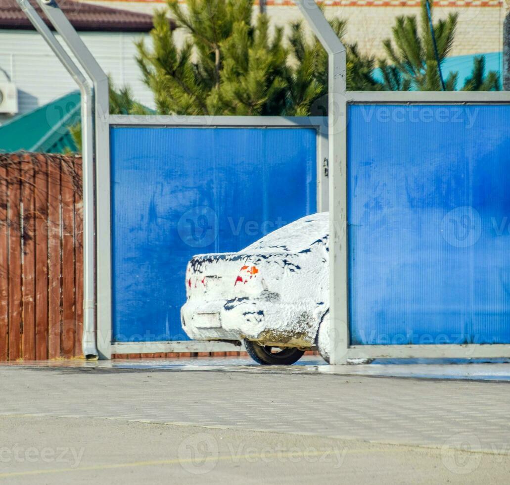 auto nel il schiuma su il auto lavare foto