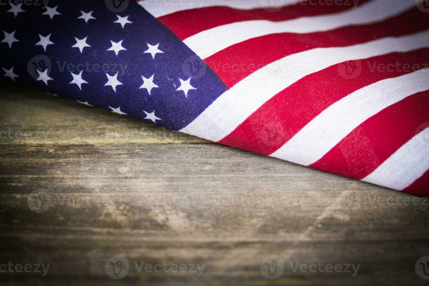 Vintage ▾ americano bandiera su di legno sfondo foto