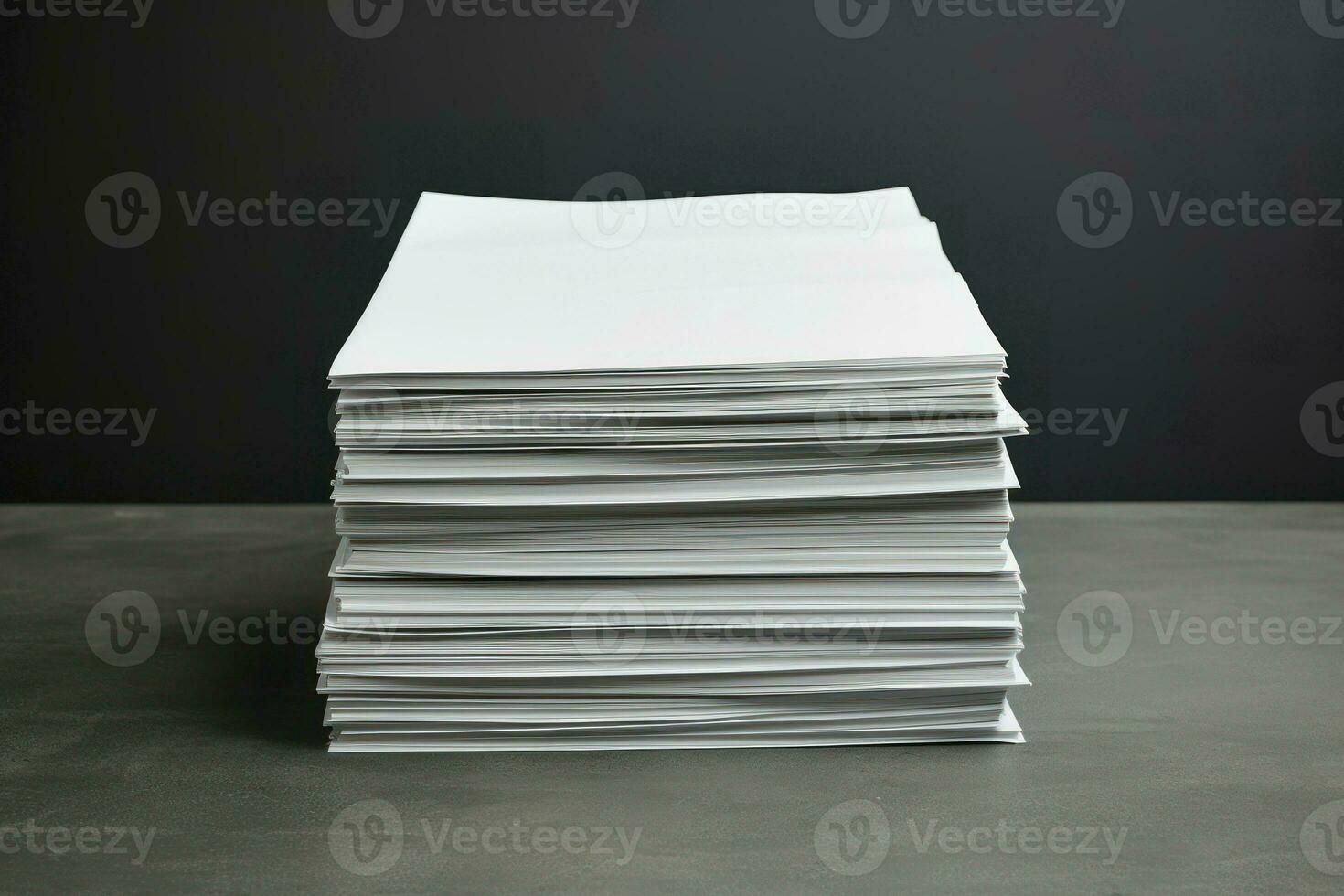 ai generato pila di rifiuto carta su grigio tavolo, spazio per testo foto