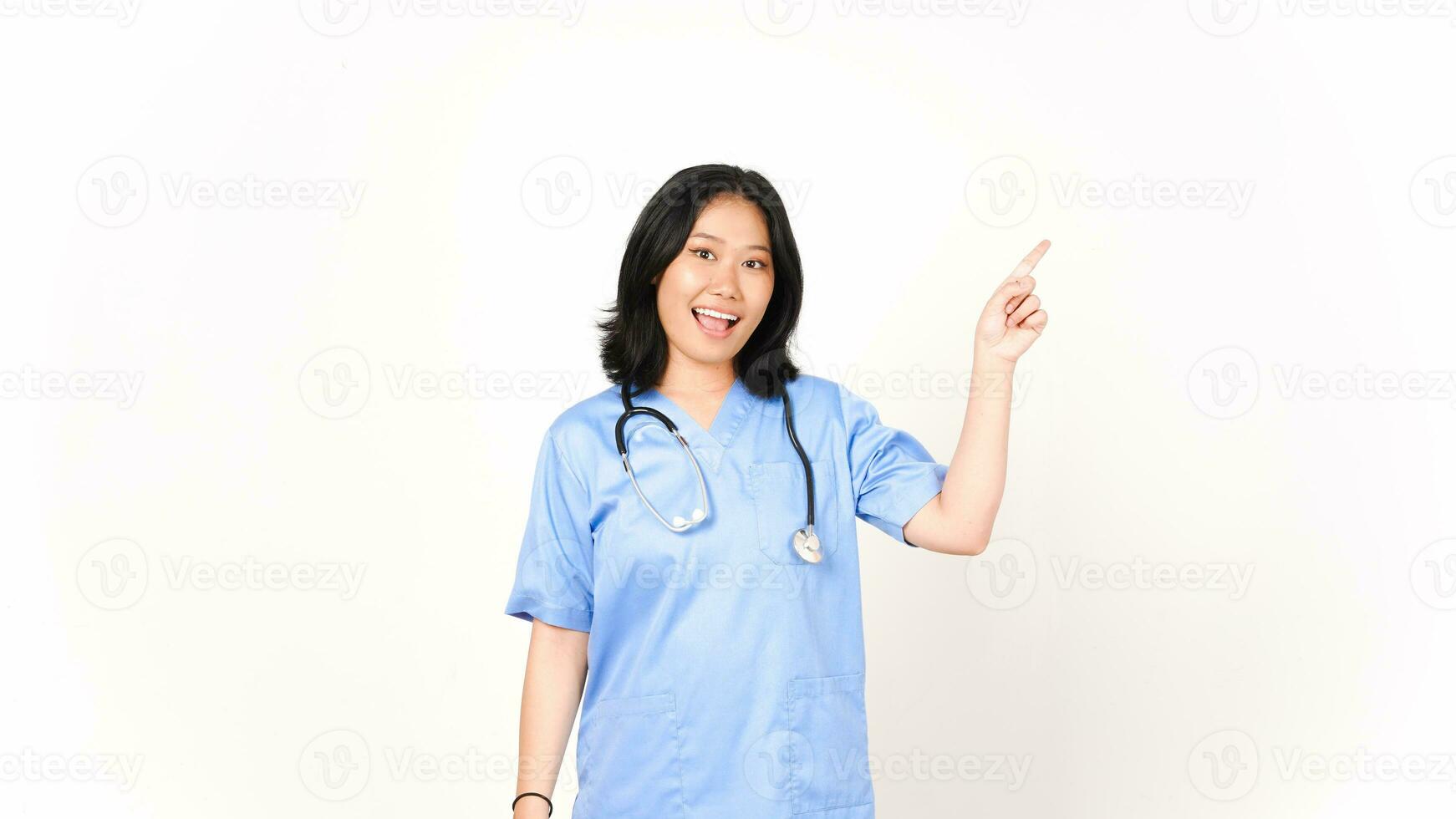 giovane asiatico femmina medico puntamento lato copia spazio isolato su bianca sfondo foto