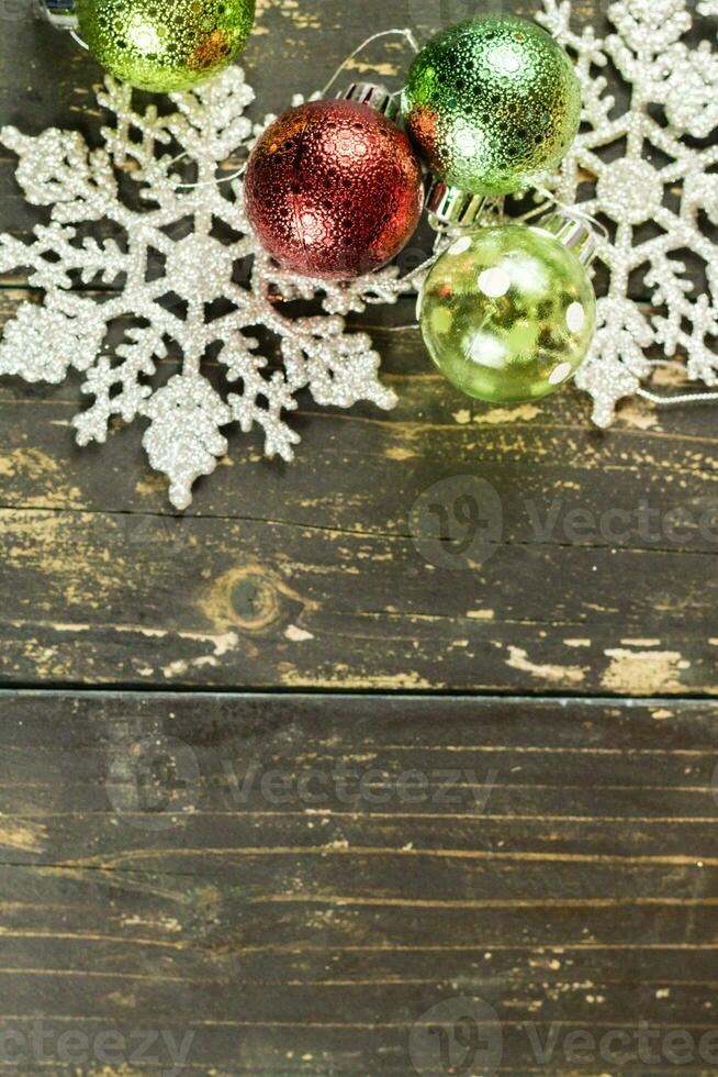 Natale vacanza ornamenti su un' buio legna sfondo. foto