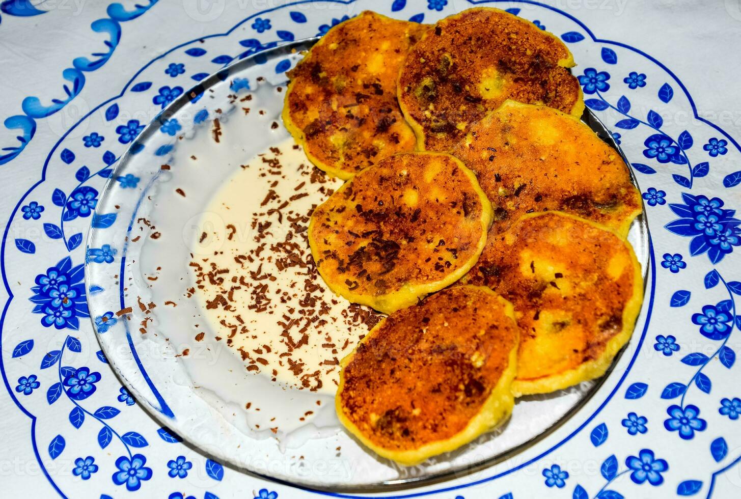 cheesecake con acida crema e cioccolato patatine fritte su piatto. foto