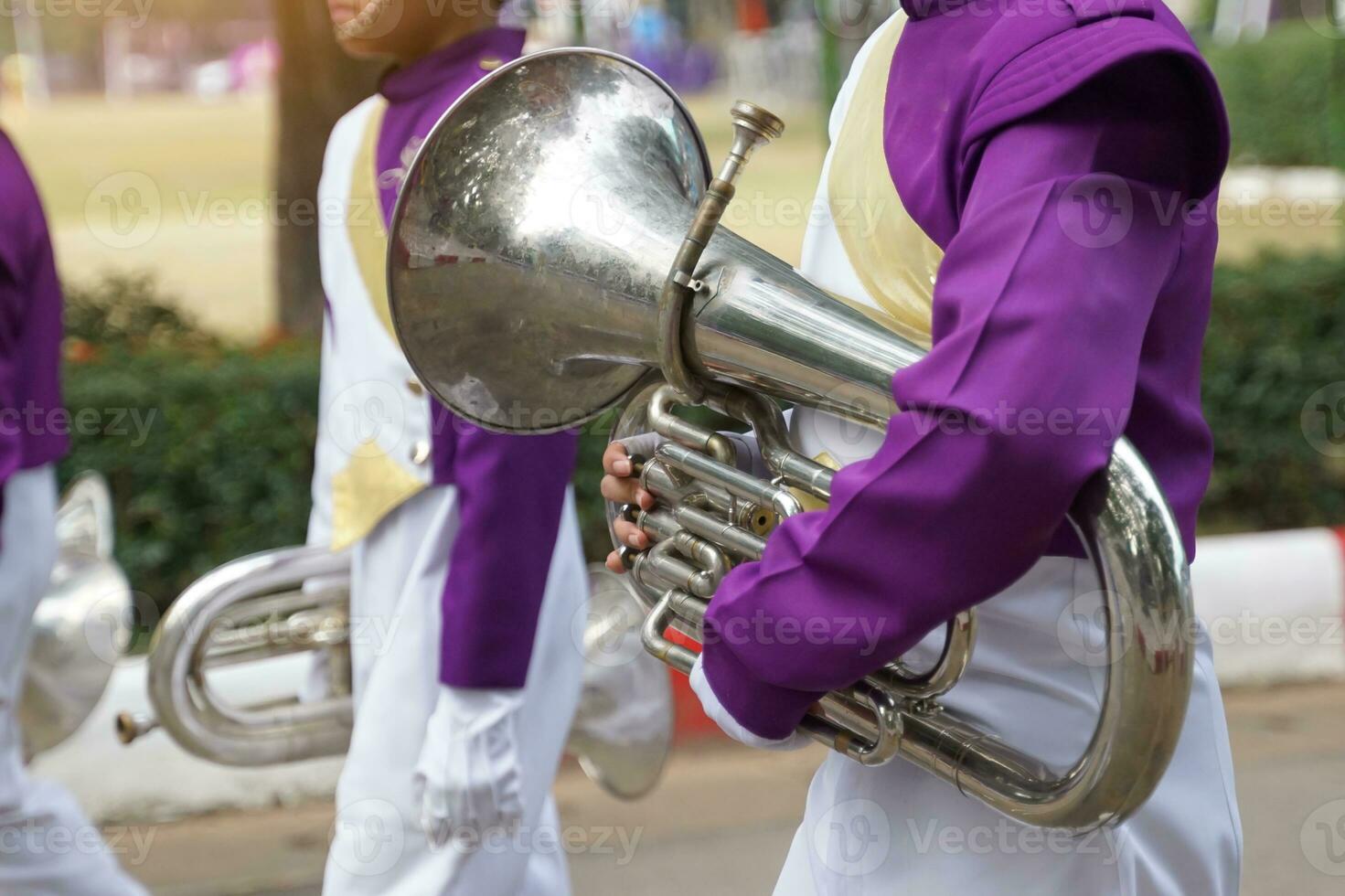 studenti trasportare mellofoni nel il scuola orchestra processione esso è un' di tono medio ottone strumento Usato nel in marcia bande e è Usato per giocare il francese corno sezione nel bande e orchestre. foto