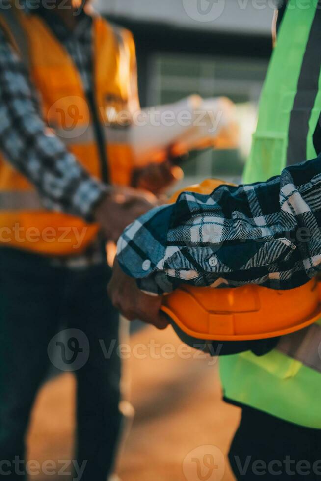 squadra costruzione o ingegneria gruppo e lavoratore. lavoro di squadra e determinazione per avere successo. sicurezza difficile cappello per impedire incidente mentre Lavorando trasporto e contenitore squadra. concetto ricomincia e nuovo normale foto