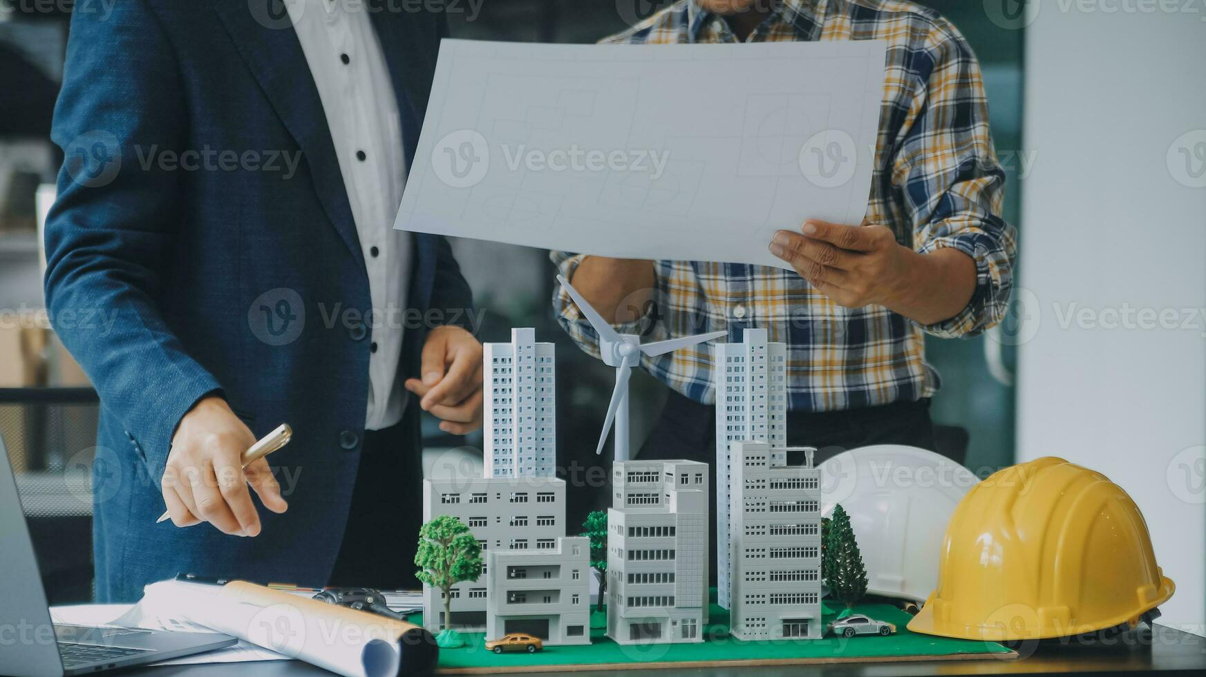 costruzione e struttura concetto di ingegnere o architetto incontro per progetto Lavorando con compagno e ingegneria utensili su modello edificio e planimetria nel Lavorando luogo, contrarre per tutti e due aziende. foto