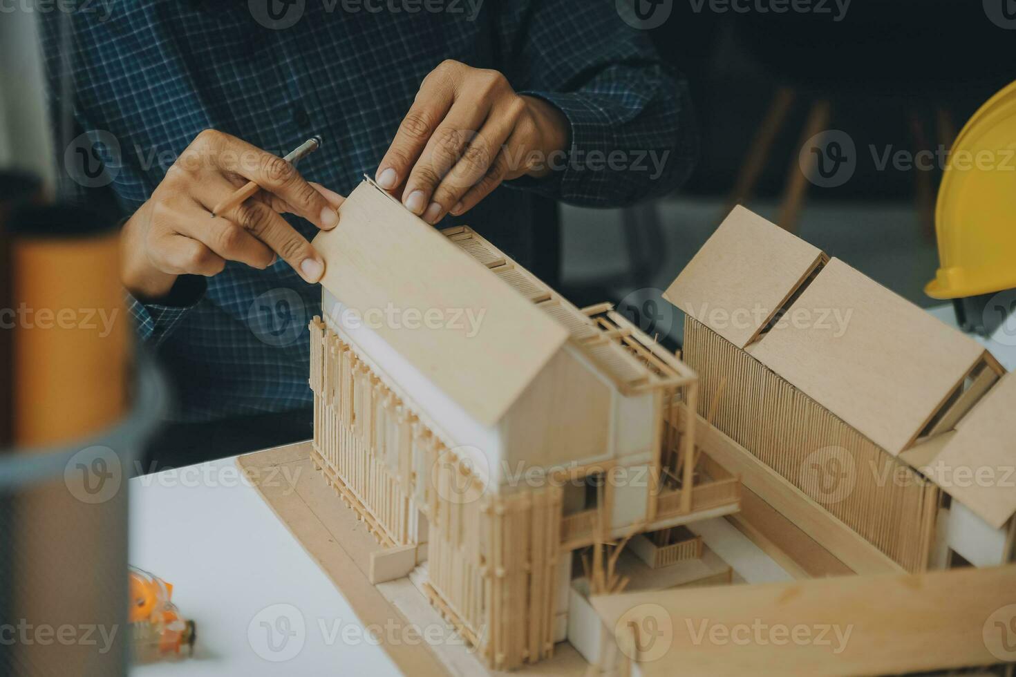 costruzione e struttura concetto di ingegnere o architetto incontro per progetto Lavorando con compagno e ingegneria utensili su modello edificio e planimetria nel Lavorando luogo, contrarre per tutti e due aziende. foto