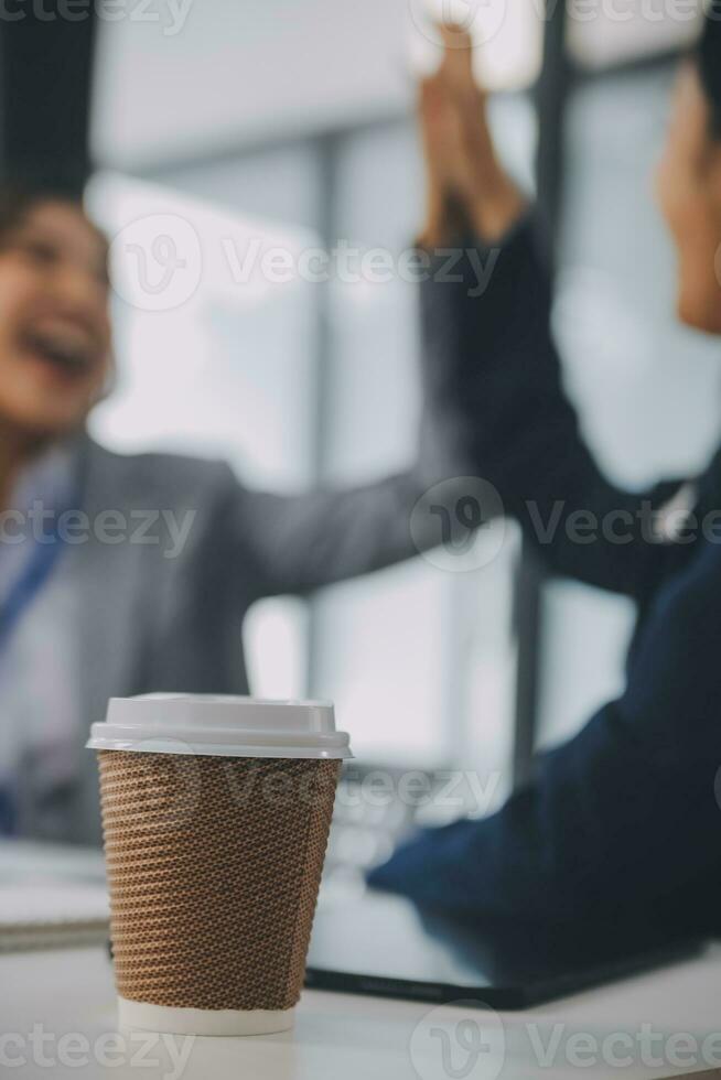 gruppo di affari due colleghi che discutono i dati del grafico finanziario del nuovo piano sul tavolo dell'ufficio con laptop e tablet digitale. foto