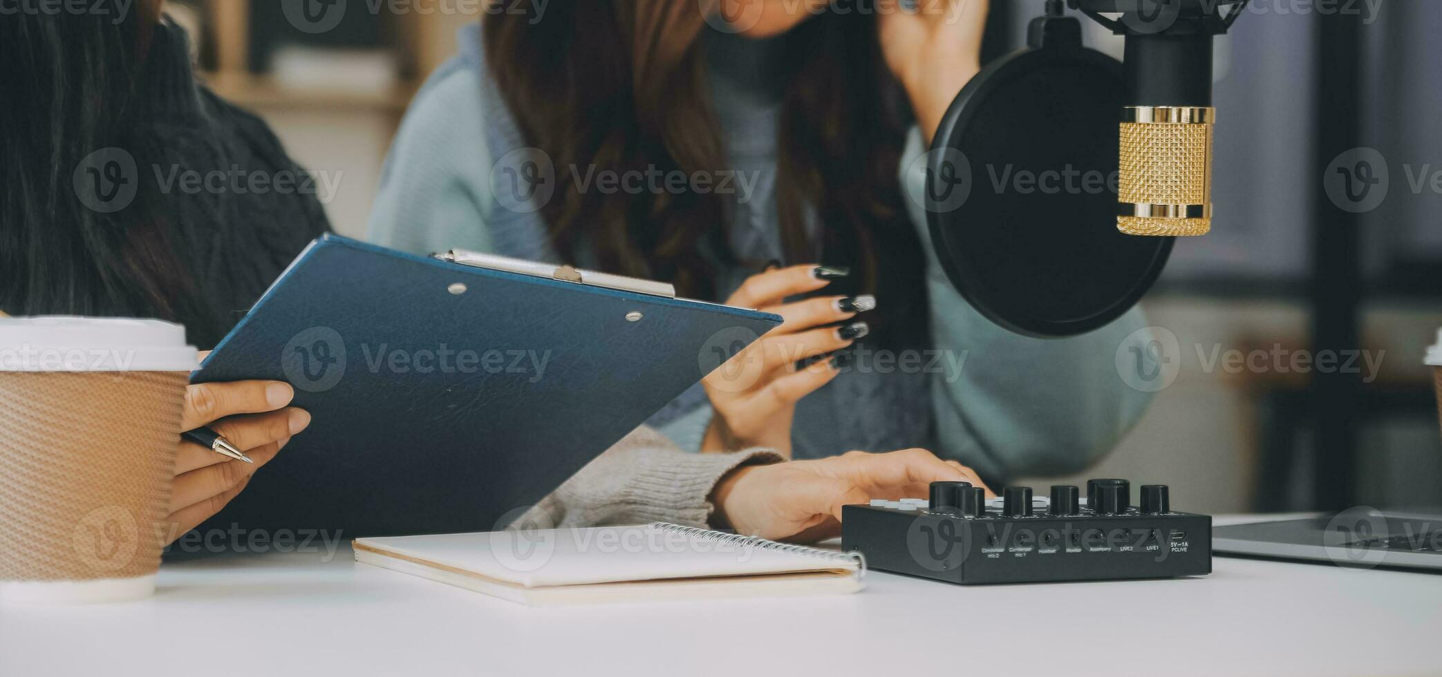 donna registrazione un' Podcast su sua il computer portatile computer con cuffie e un' microscopio. femmina podcaster fabbricazione Audio Podcast a partire dal sua casa studio. foto