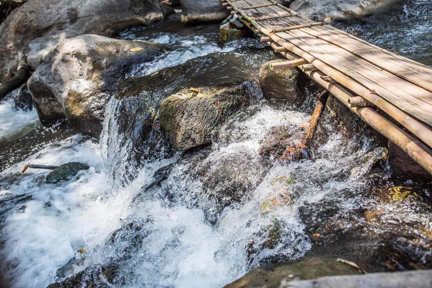 cascata nella natura e sullo sfondo di pietra foto