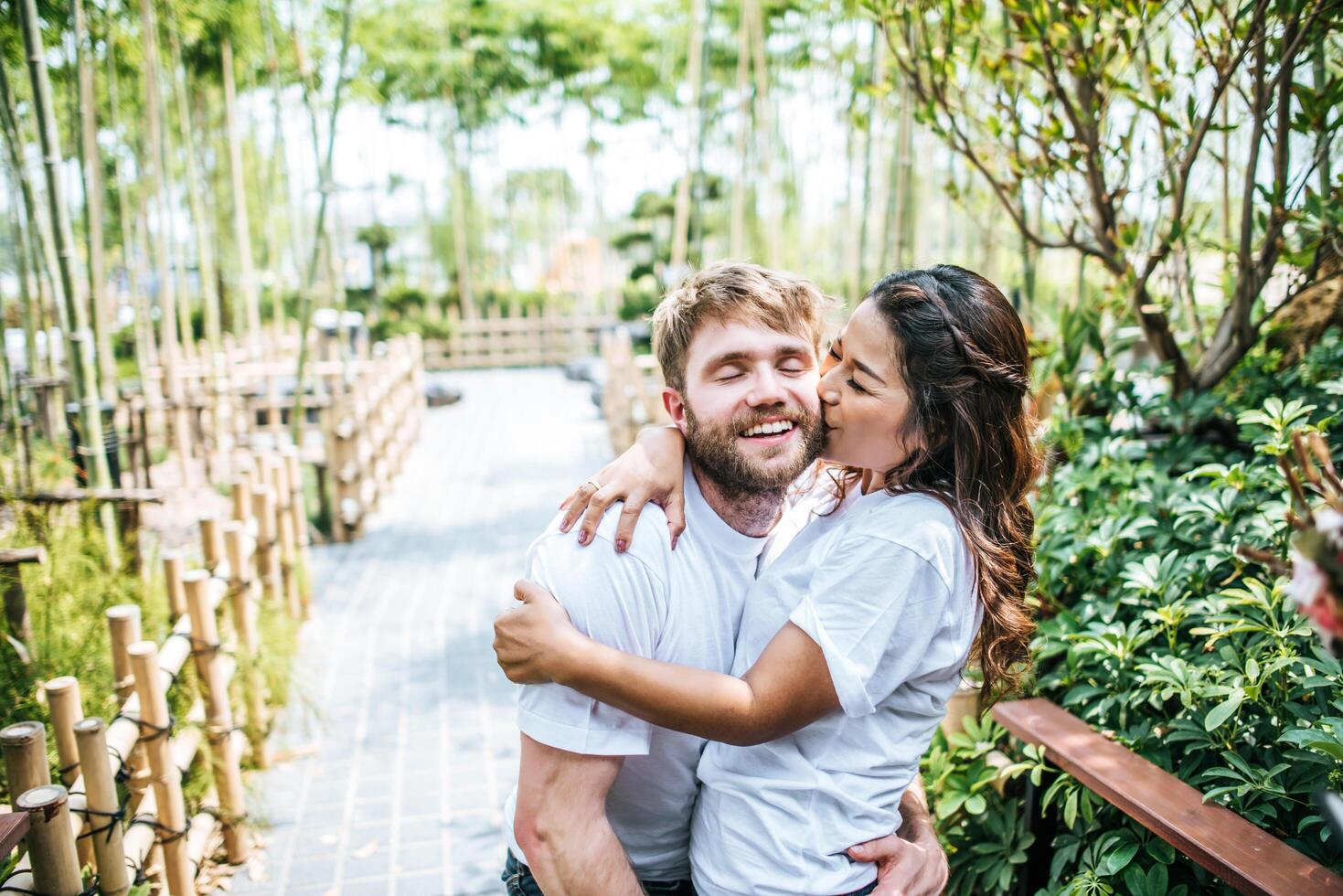 felice coppia sorridente diversità nel momento d'amore insieme foto