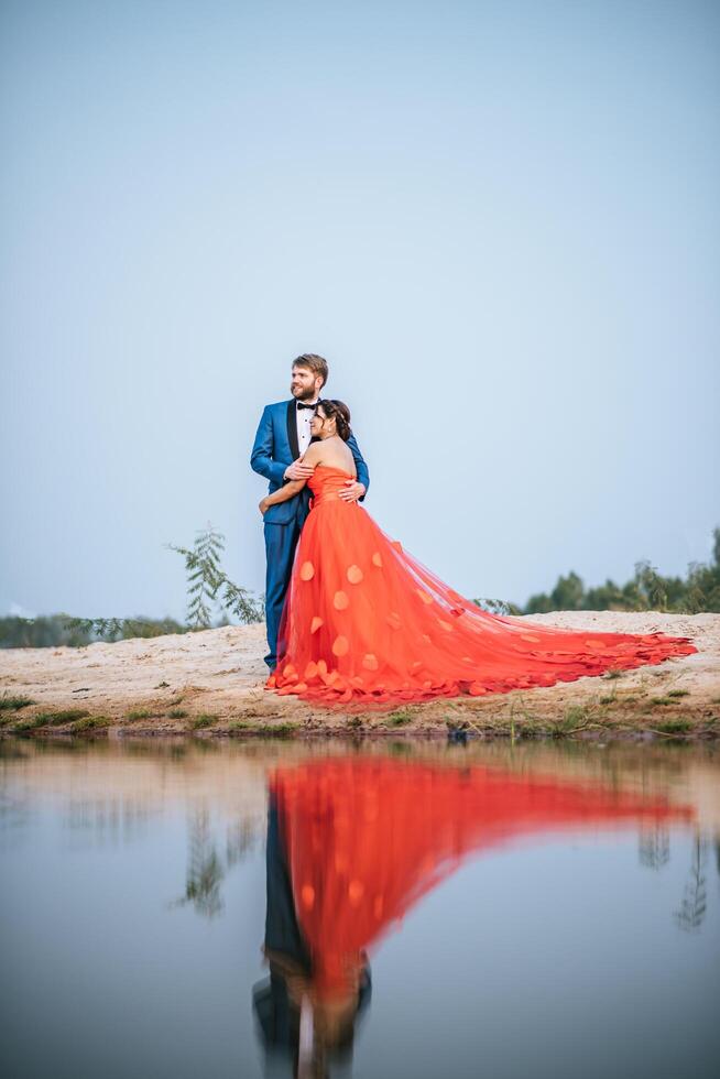 la sposa asiatica e lo sposo caucasico hanno tempo di romanticismo e sono felici insieme foto