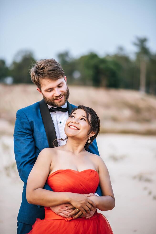 la sposa asiatica e lo sposo caucasico hanno tempo di romanticismo e sono felici insieme foto