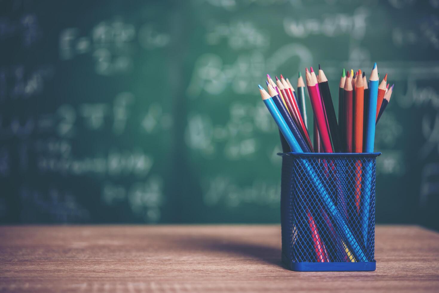 stazionario scuola su tavola di legno foto