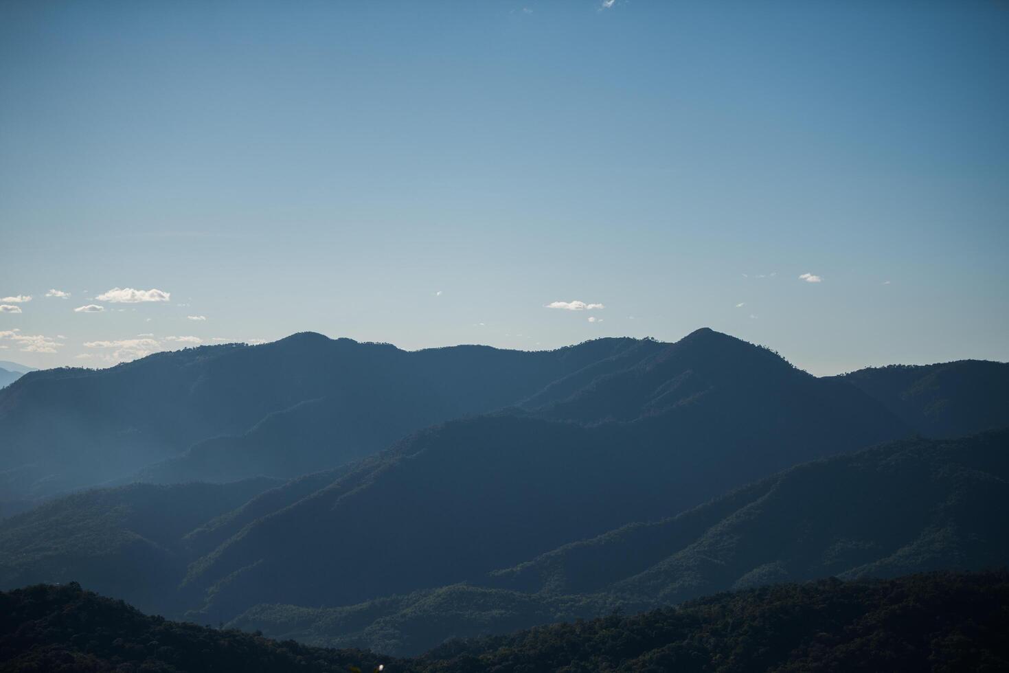 catena montuosa al mattino, montagna a strati di silhouette foto