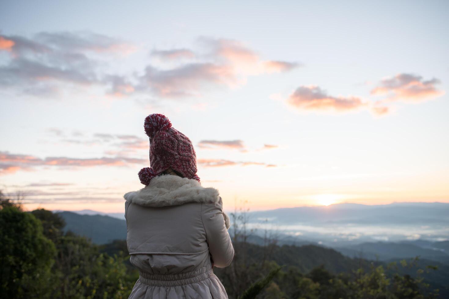 donna svegliati rilassati al mattino sulla montagna? foto