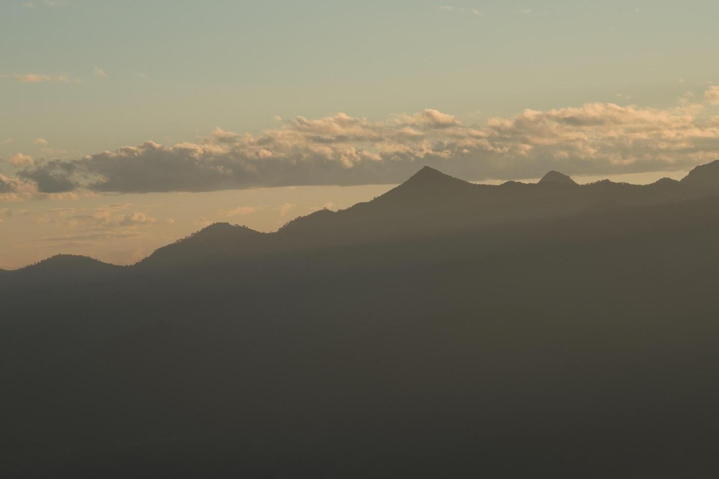 catena montuosa al mattino, montagna a strati di silhouette foto