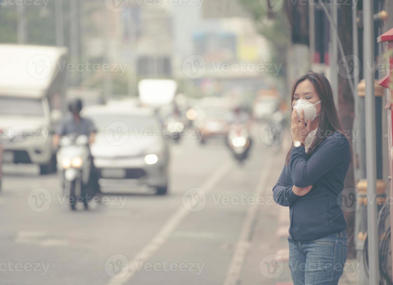 donna che indossa una maschera protettiva nella strada della città foto