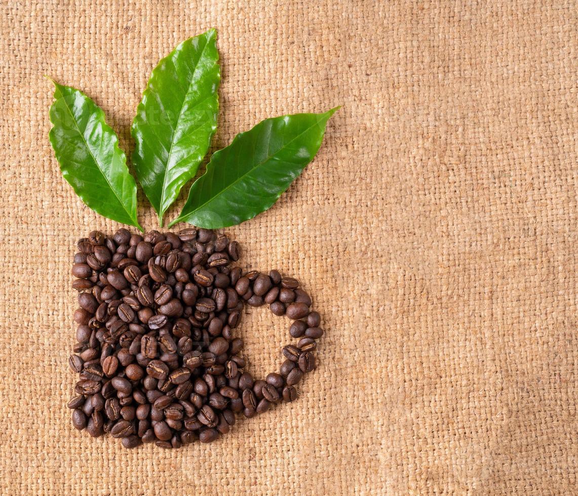 chicco di caffè tostato su sacco di lino foto