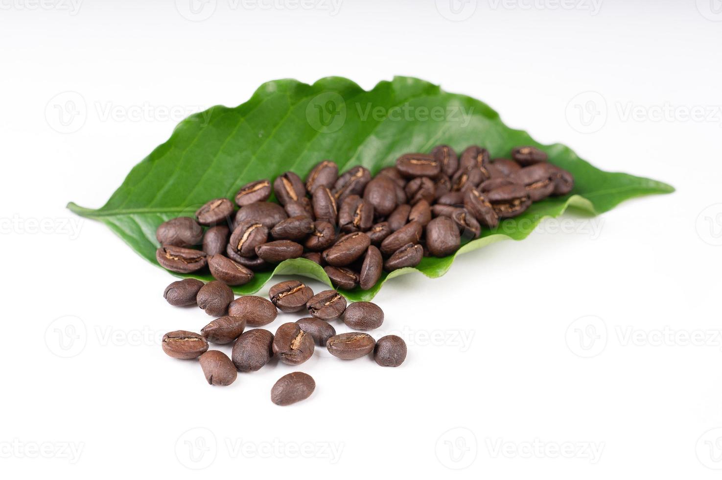 chicco di caffè tostato con foglie su sfondo bianco foto