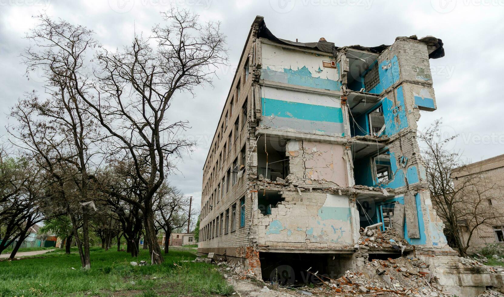 distrutto scuola edificio nel Ucraina foto