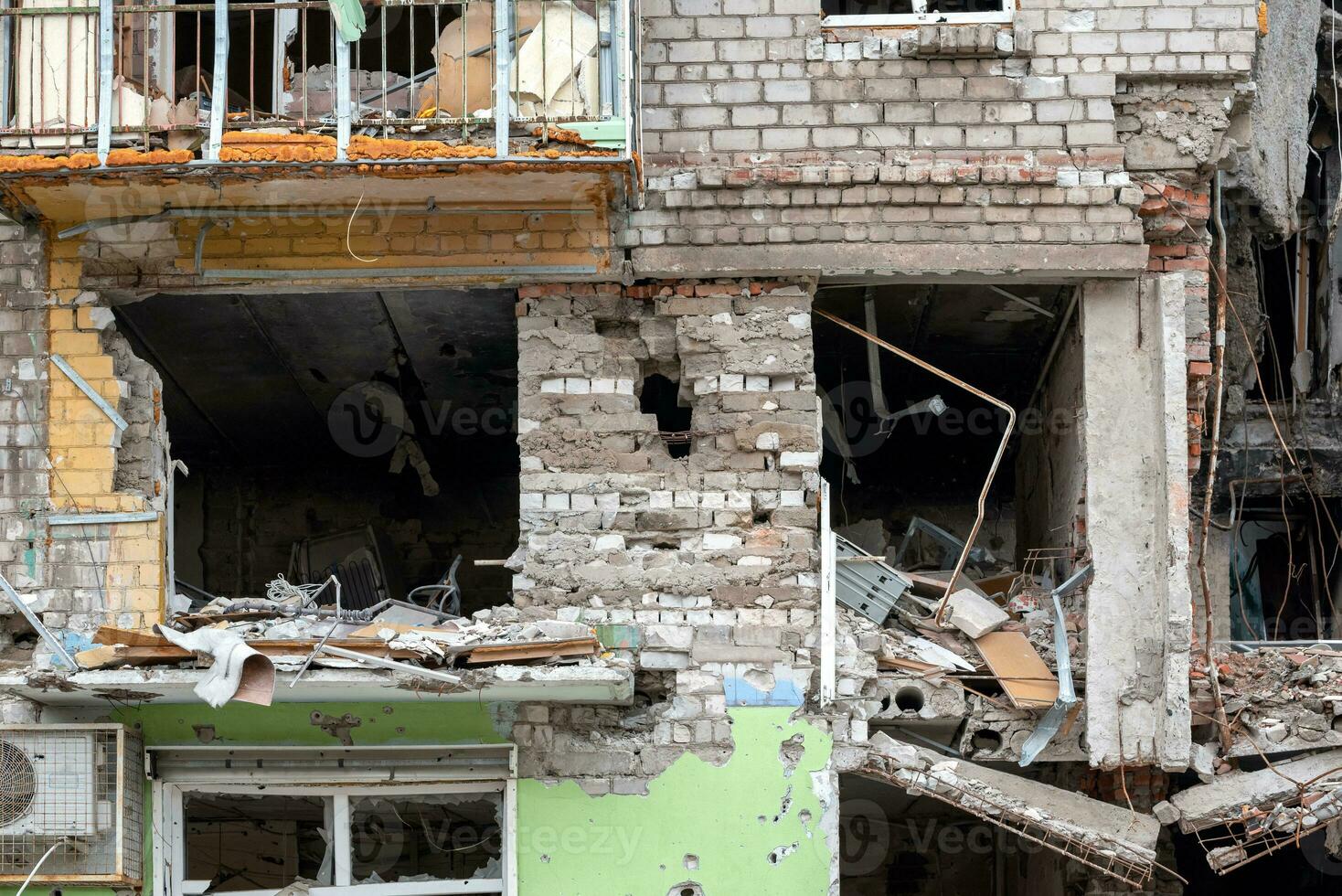 distrutto e bruciato case nel il città Russia Ucraina guerra foto