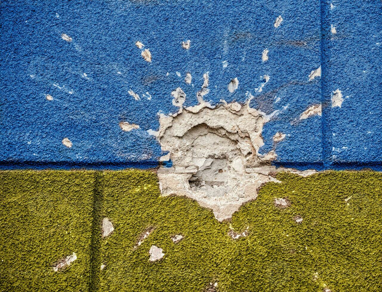 esplosione danneggiato blu giallo Casa parete guerra nel Ucraina foto