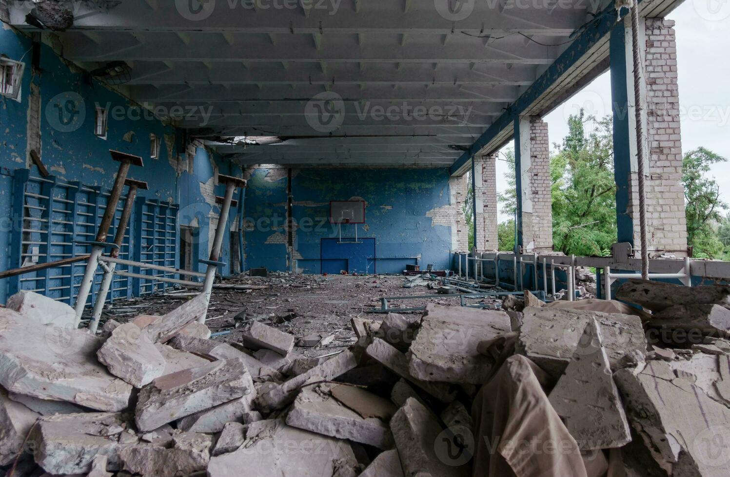 dentro un' distrutto scuola nel Ucraina foto