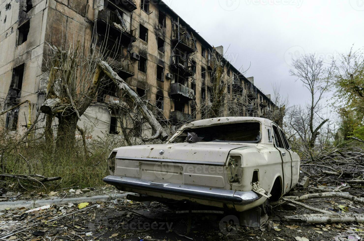 danneggiato e saccheggiato macchine nel un' città nel Ucraina durante il guerra foto