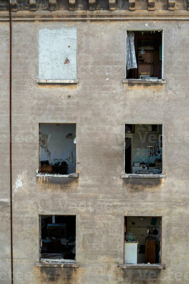 distrutto e bruciato case nel il città durante il guerra nel Ucraina foto