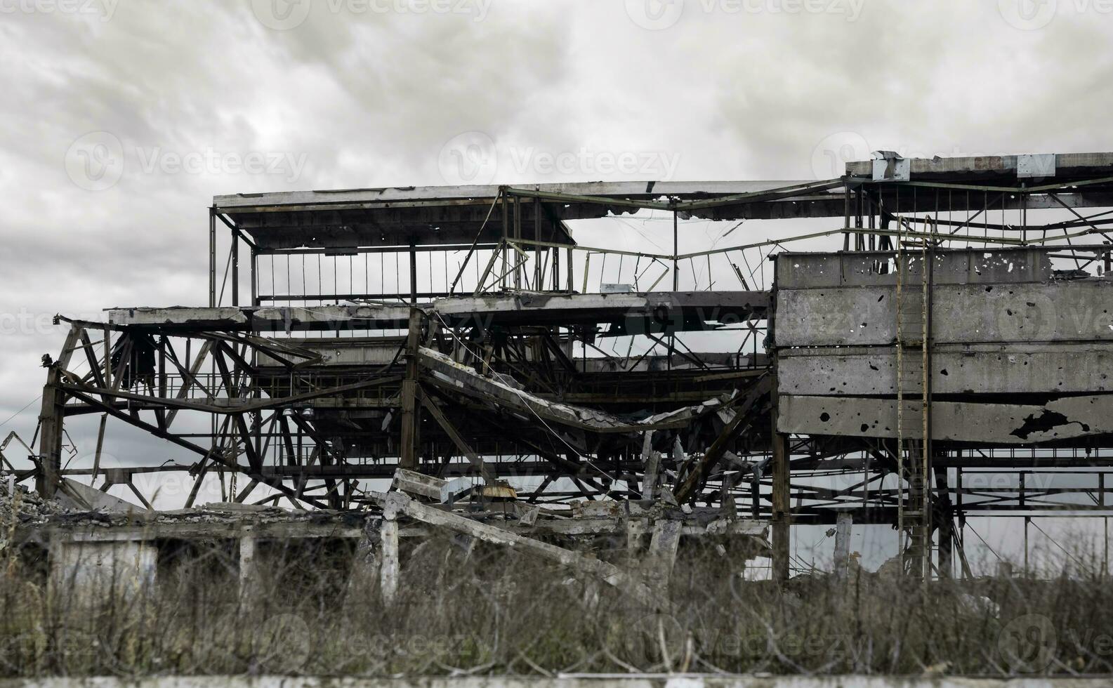 distrutto edifici di il laboratorio di il azovstal pianta nel mariupol Ucraina foto