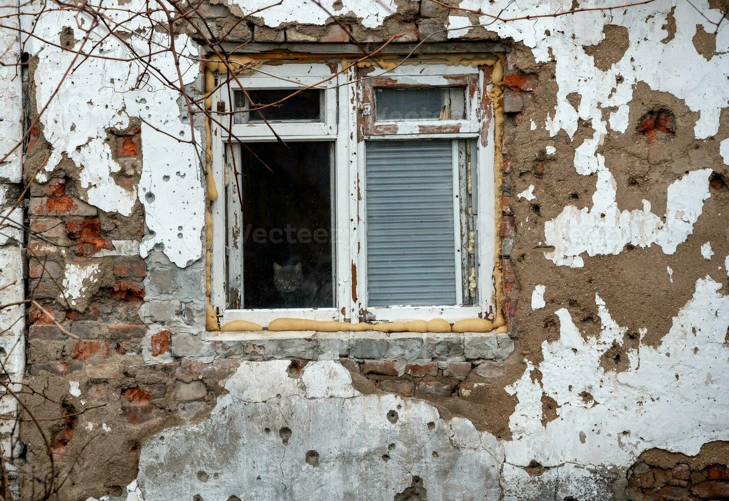 distrutto e bruciato case nel il città Russia Ucraina guerra foto