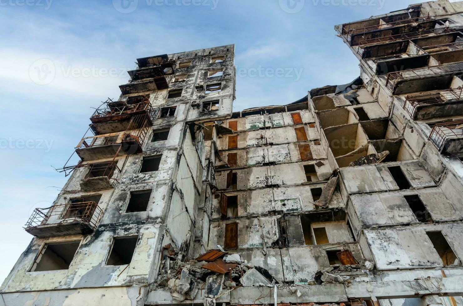 distrutto e bruciato case nel il città Russia Ucraina guerra foto