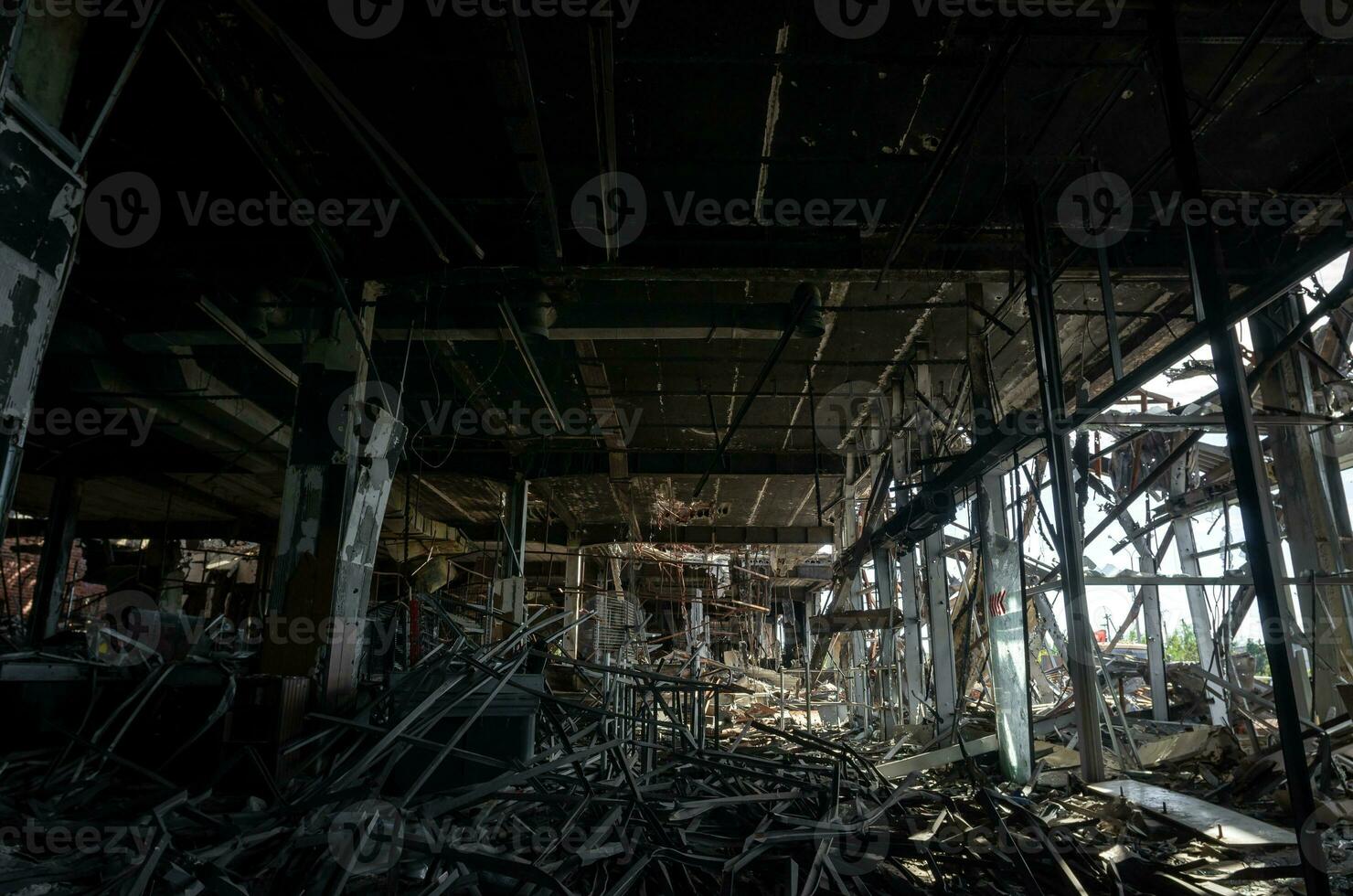 distrutto e bruciato case nel il città durante il guerra nel Ucraina foto