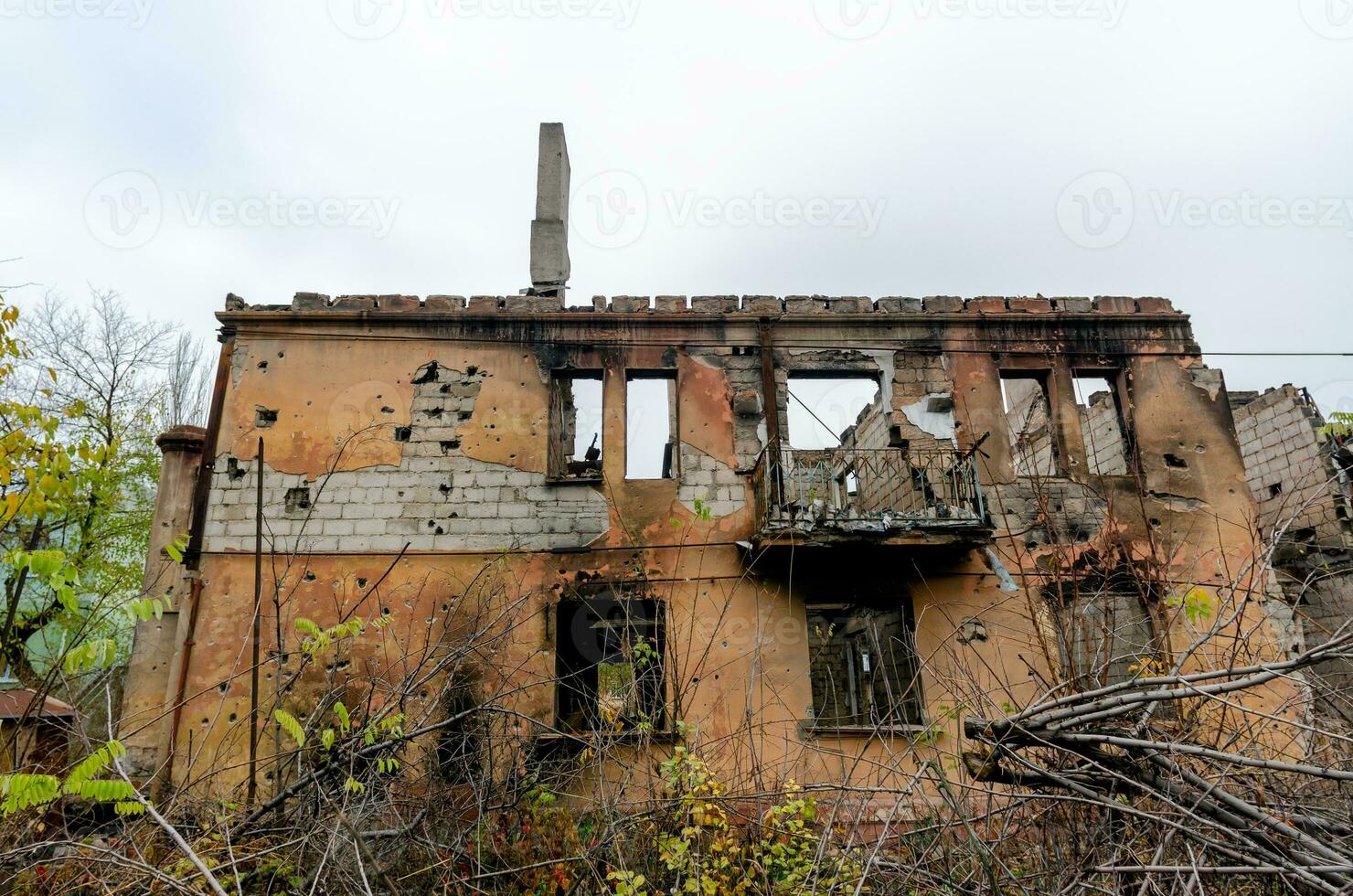 distrutto e bruciato case nel il città durante il guerra nel Ucraina foto