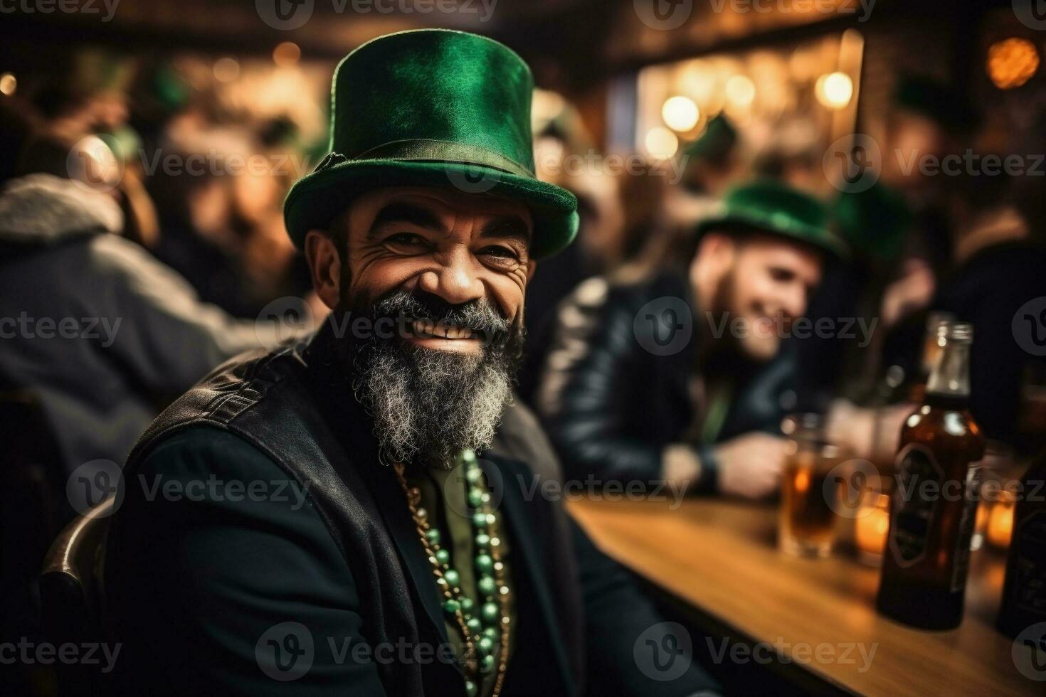 ai generato bello barbuto uomo nel un' verde fata cappello con un' barba in posa nel un' pub foto