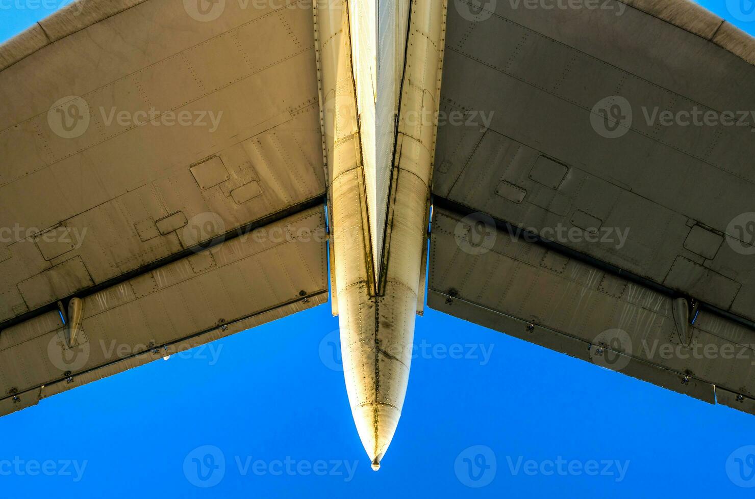 Ali di un' grande aereo di linea su un' blu sfondo foto