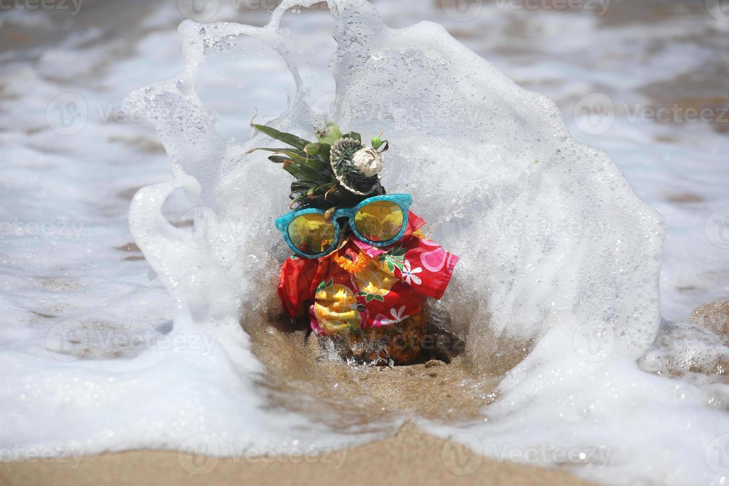 esilarante ananas con personalità nell'oceano a maui foto