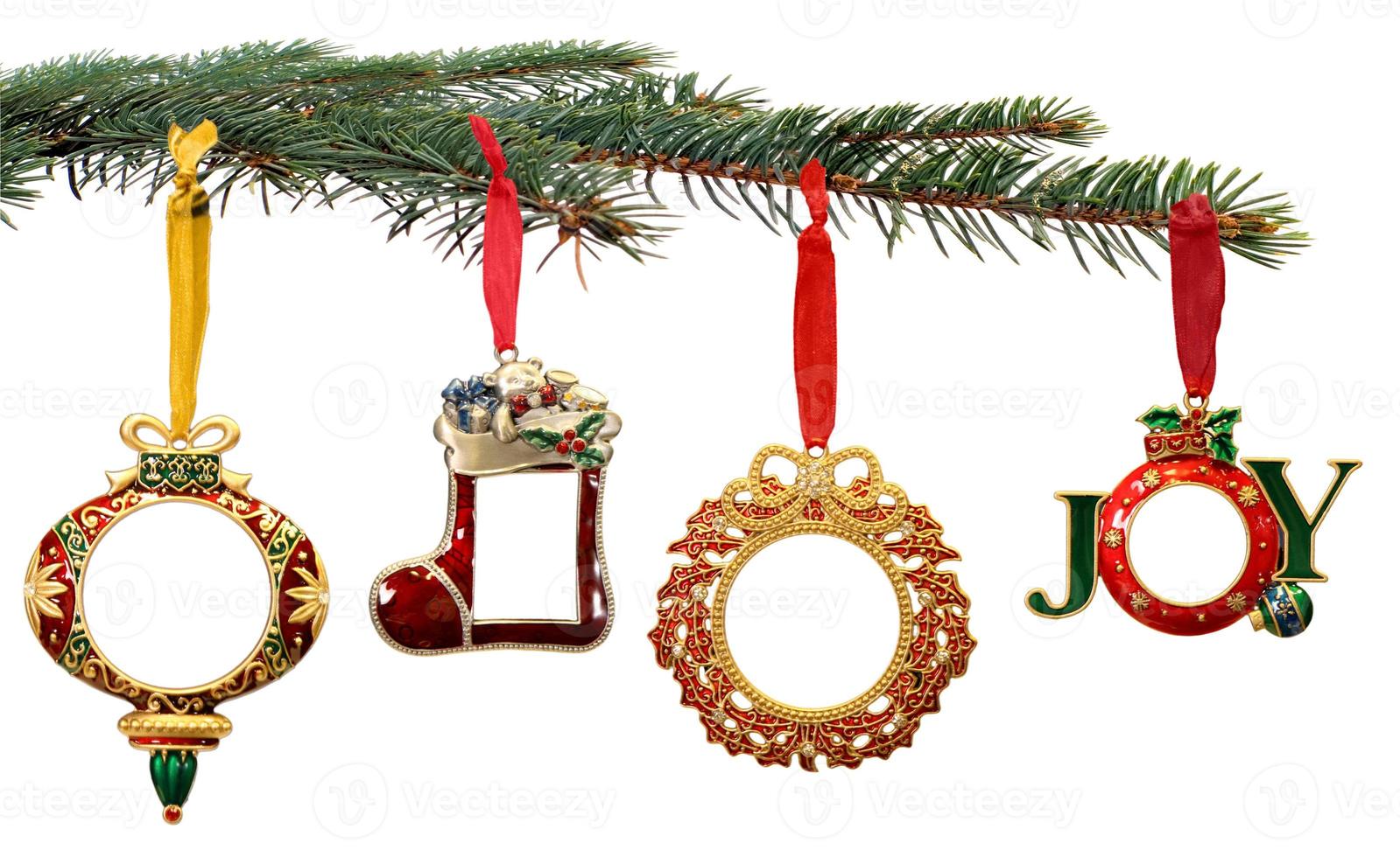 addobbi natalizi dipinti a mano appesi al ramo di un albero foto