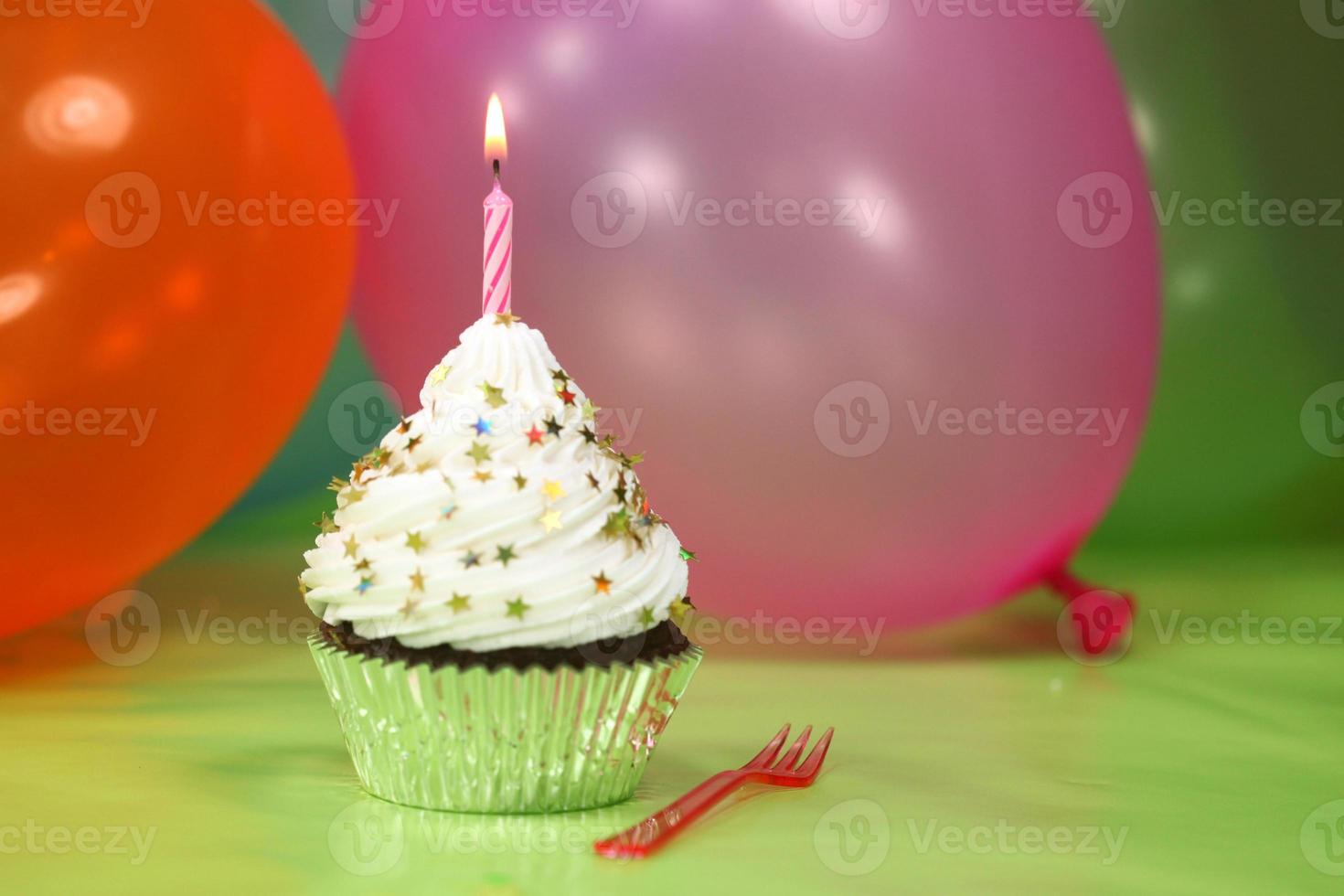 festa con palloncini candele e torta foto