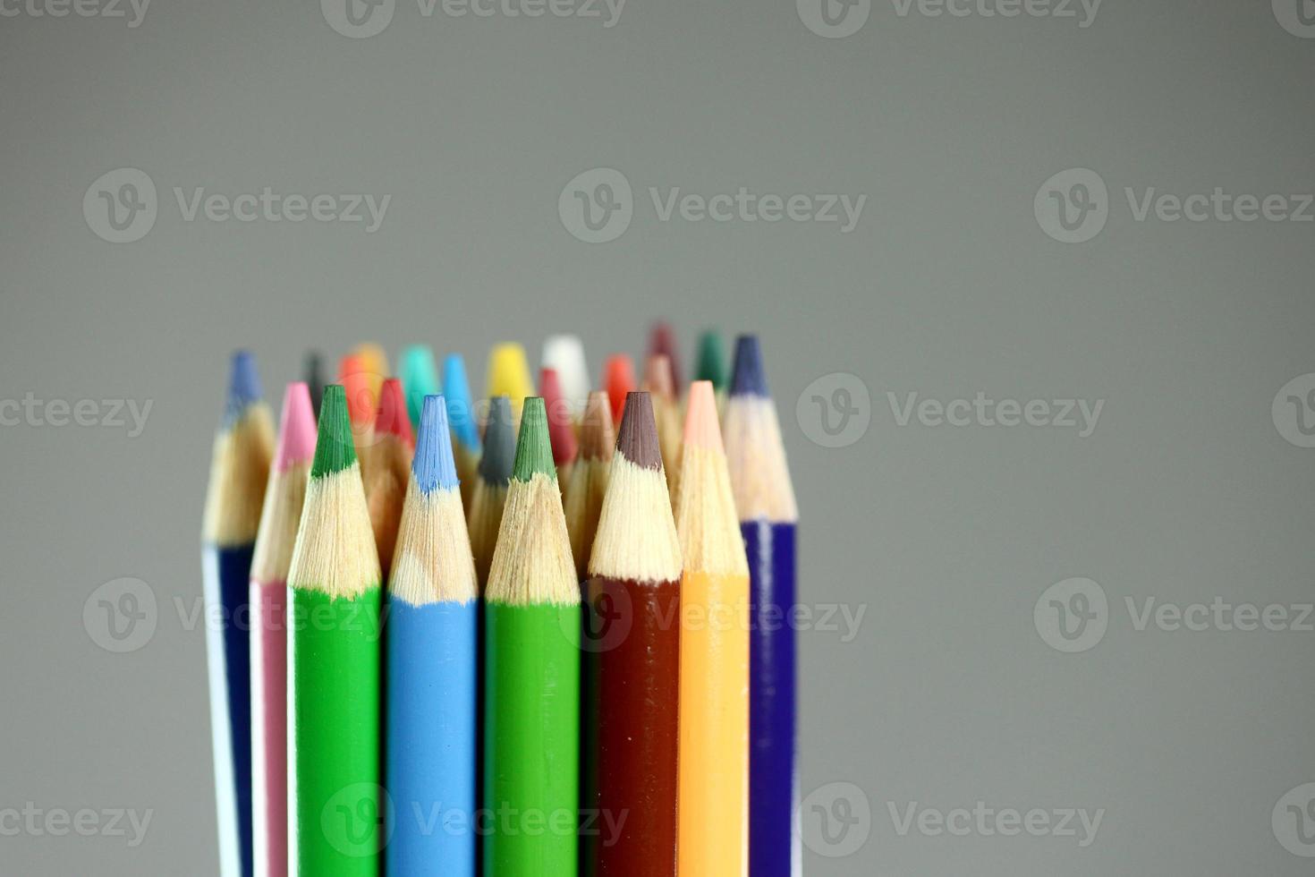 matite colorate per la scuola con estrema profondità di campo foto