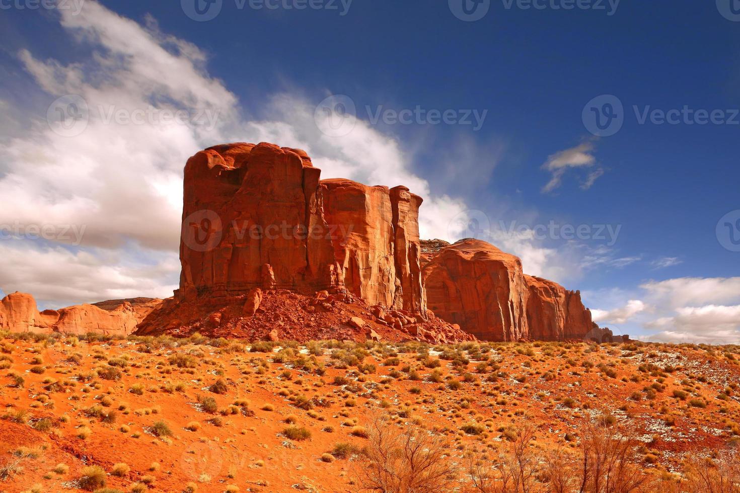 singola grande formazione rocciosa nella Monument Valley foto