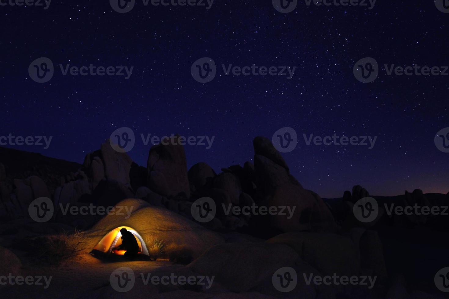 campeggio di notte nel parco di joshua tree foto