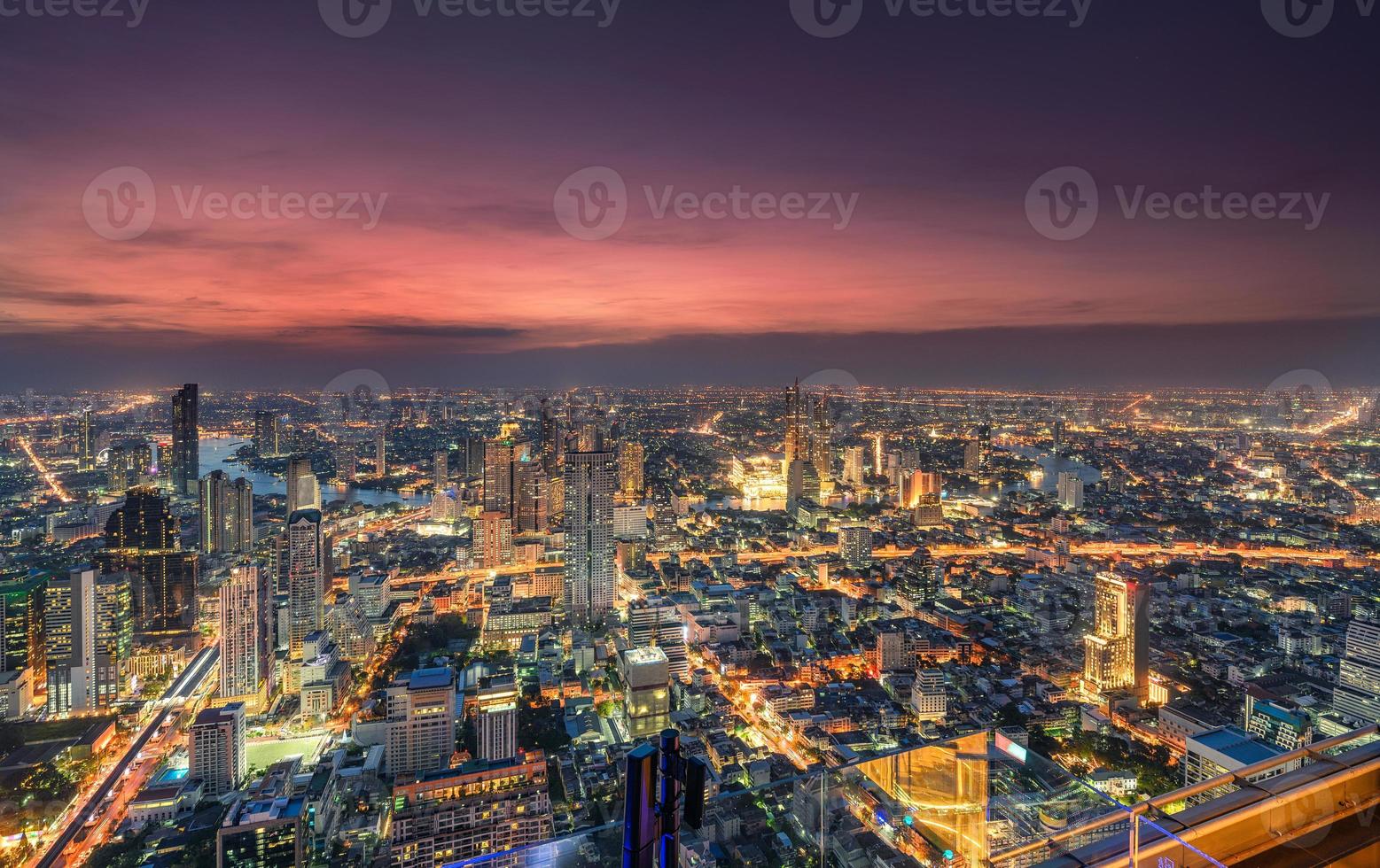 paesaggio urbano di traffico leggero con grattacielo e fiume chao phraya nella metropoli di bangkok foto