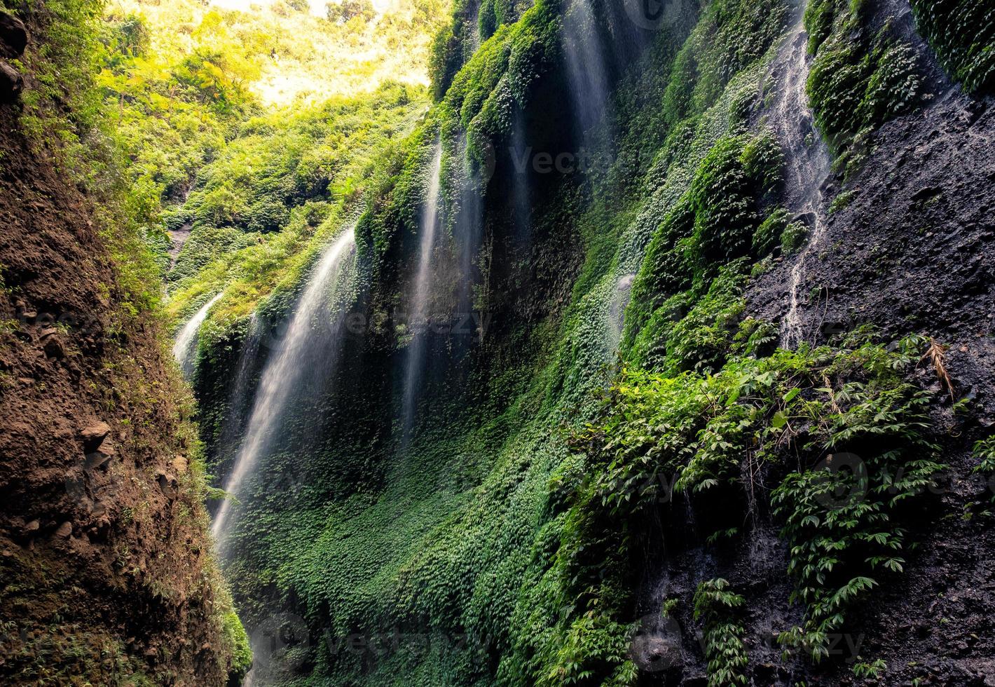 bellissima cascata madakaripura nella valle rocciosa foto